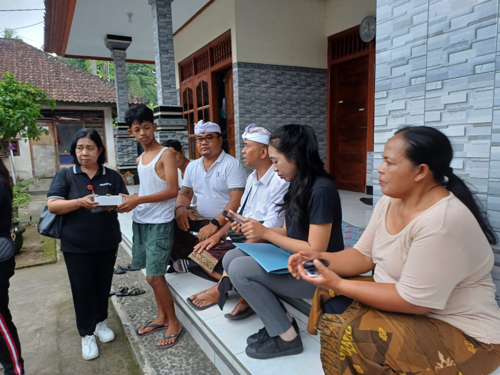 Penyerahan Alat Bantu Pendengaran Oleh Dinas Sosial Kabupaten Badung di Banjar Dinas Nyelati Desa Kuwum